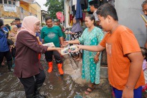 Khofifah Kunjungi Banjir di Waru