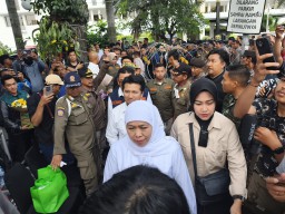 Khofifah Dicap "Gubernurnya Buruh": 17 Tuntutan Disetujui, Bonus Program Sertifikasi PHK