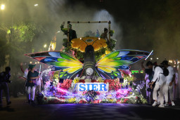 Kupu-kupu Robotik SIER Curi Perhatian di Surabaya Vaganza 2026