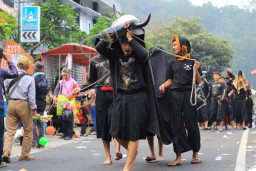 Ngarak Banteng 1 Suro, Tradisi Budaya Jawa Timur Kembali Digelar