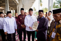 Nusron Wahit Serahkan Sertifikat Wakaf Masjid