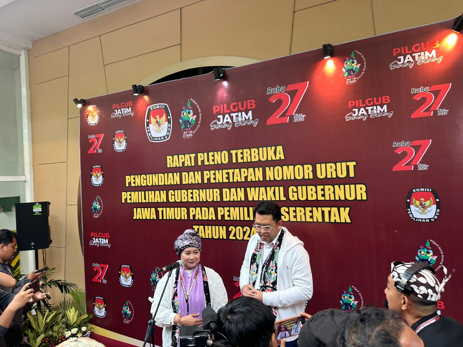 Luluk (kiri) bersama Lukmanul (kanan) saat ditemui awak media, di Hotel Mercure Surabaya, Senin 23 September 2024.