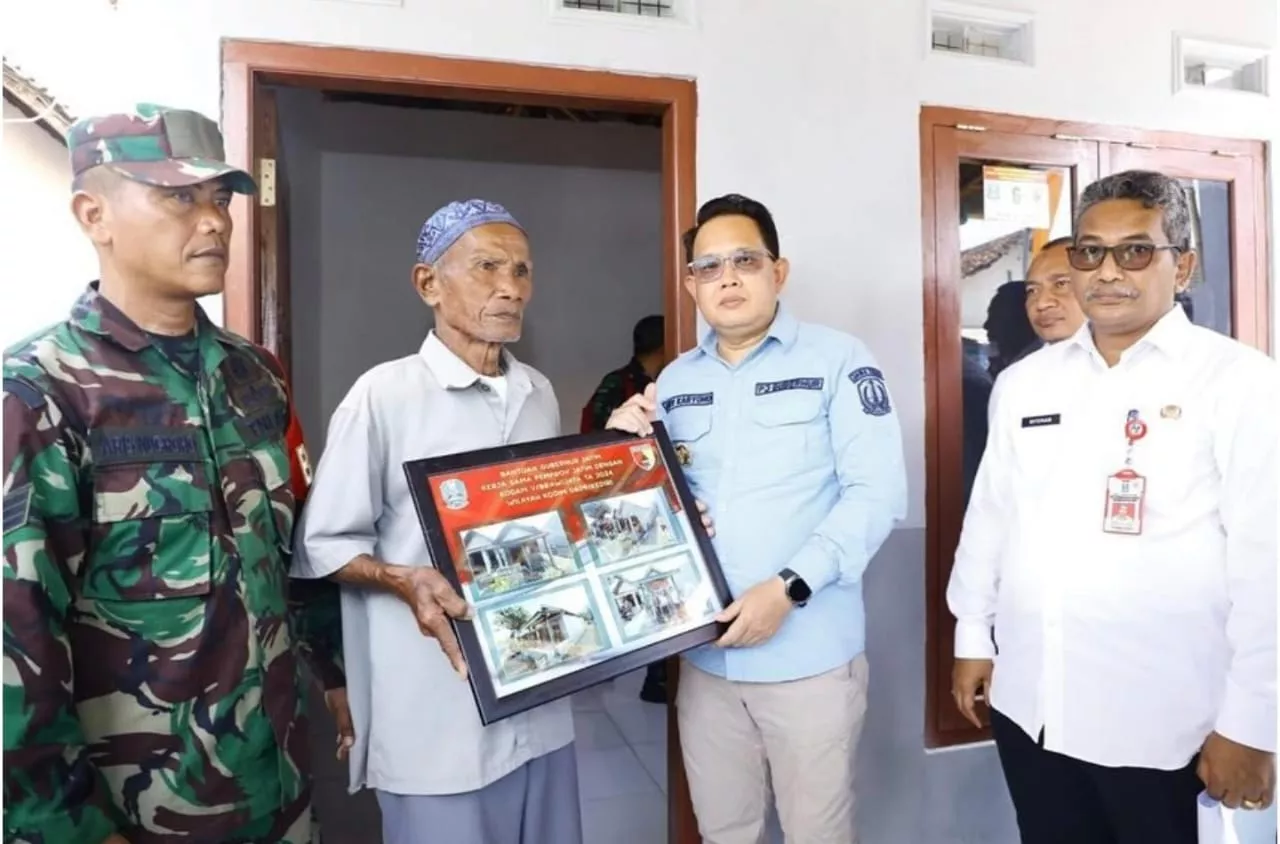 Upaya Entas Kemiskinan, Pj. Gubernur Adhy Serahkan Program Renovasi Rutilahu di Kediri