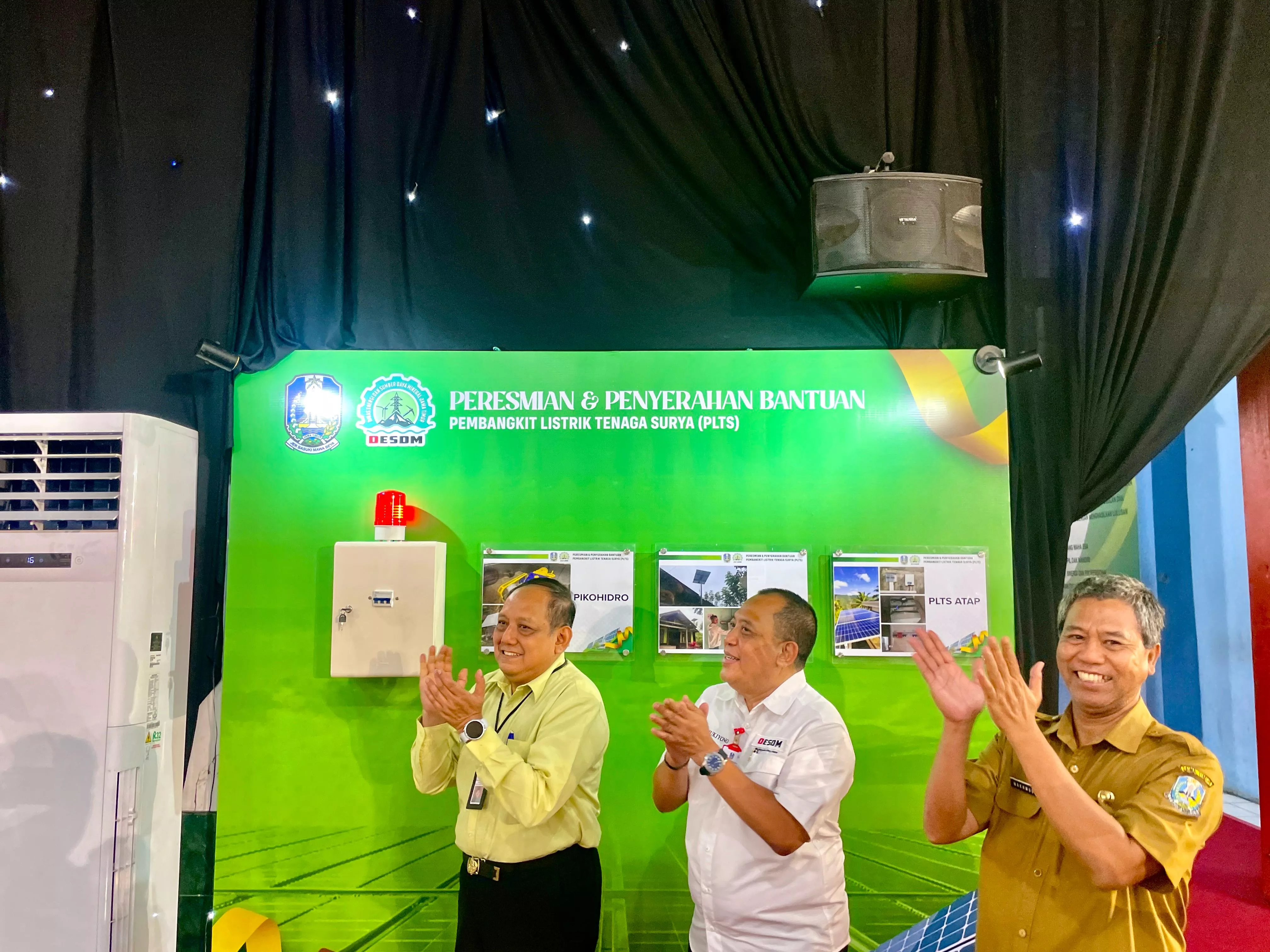 Dukung Green Energy, Pemprov Jatim Serahkan PLTS ke SMKN 2 dan 3 Surabaya
