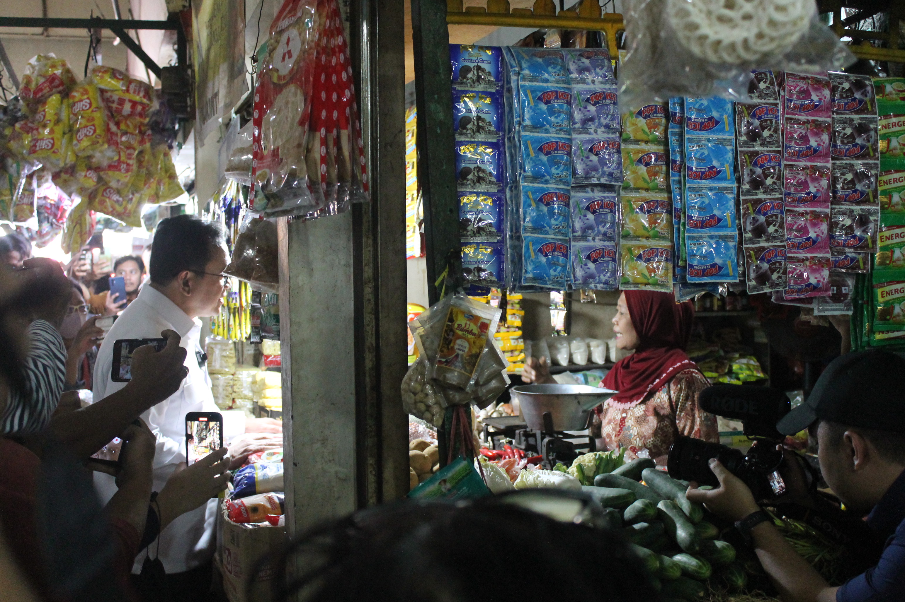 Menteri Perdagangan RI Budi Santoso saat melakukan sidag pasar Tambahrejo Surabaya, Selasa 3 Desember 2024.