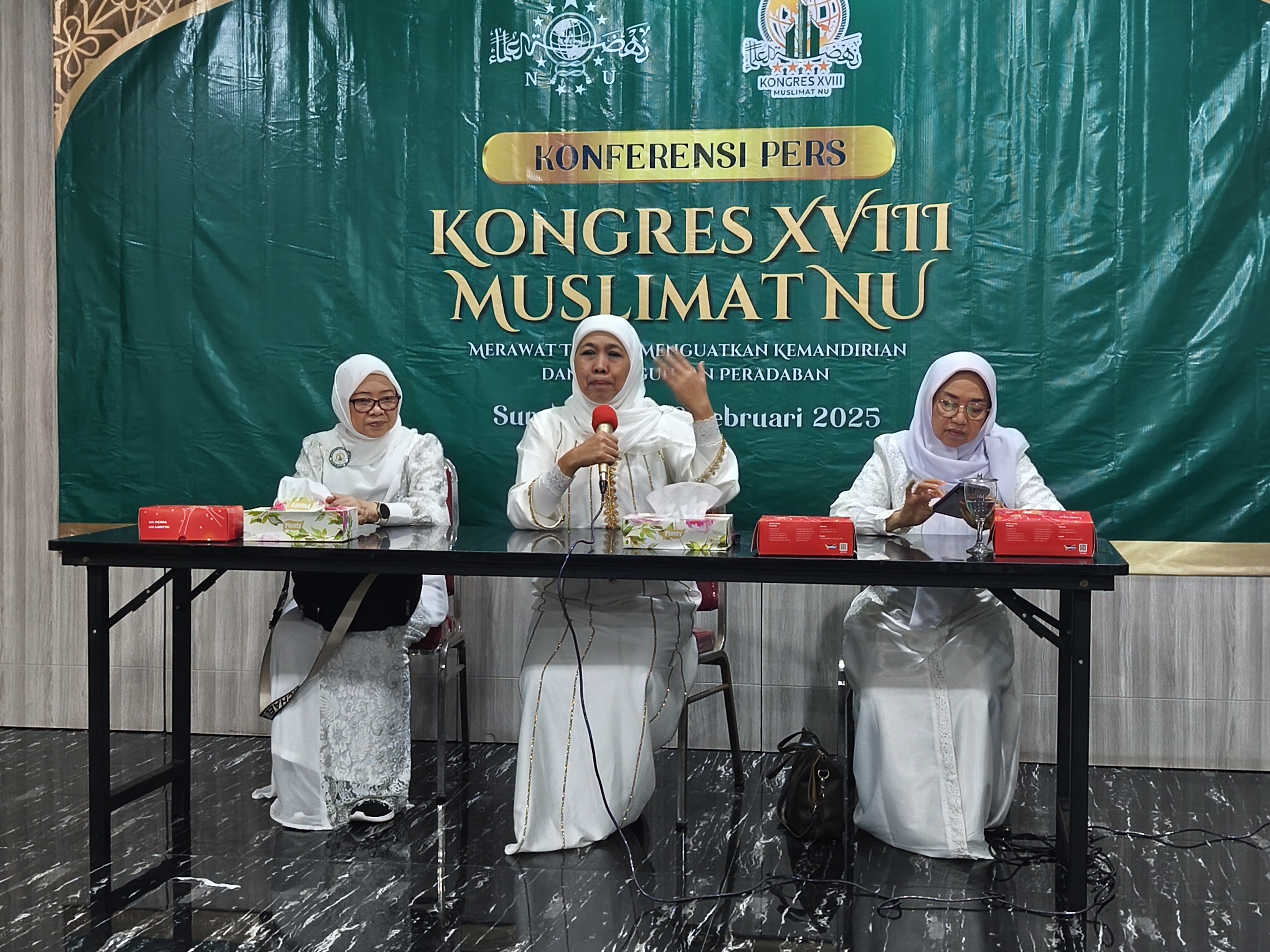 Khofifah (tengah) saat konferensi pers di Jatim Ekspo Surabaya, Minggu 9 Februari 2025