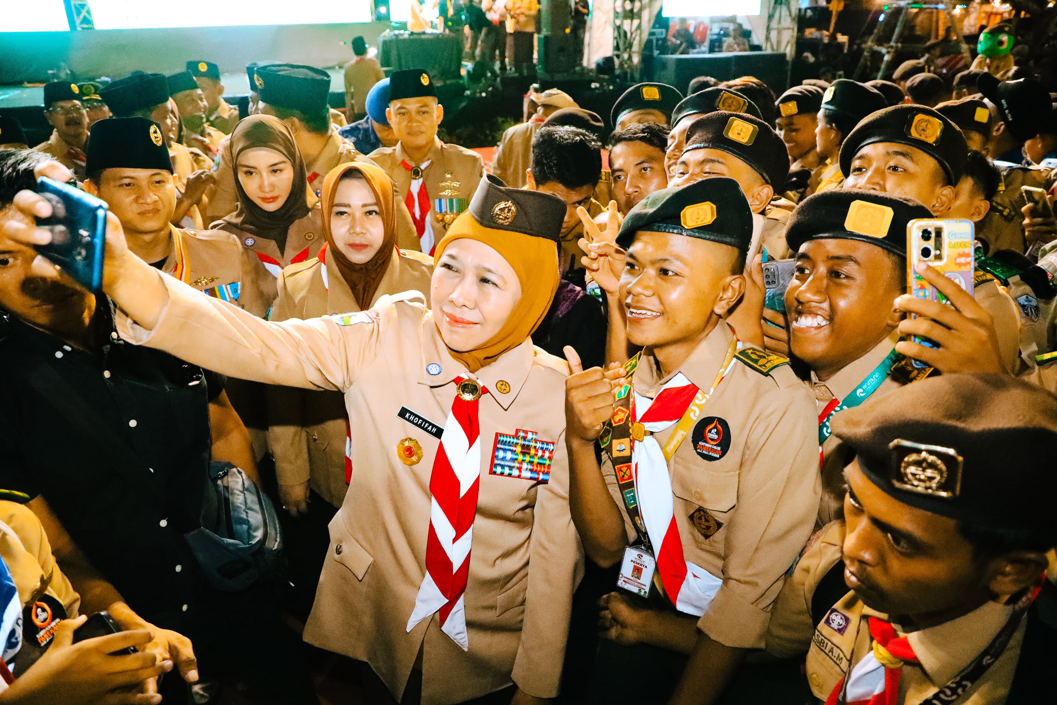 Khofifah bersama para Pramuka.