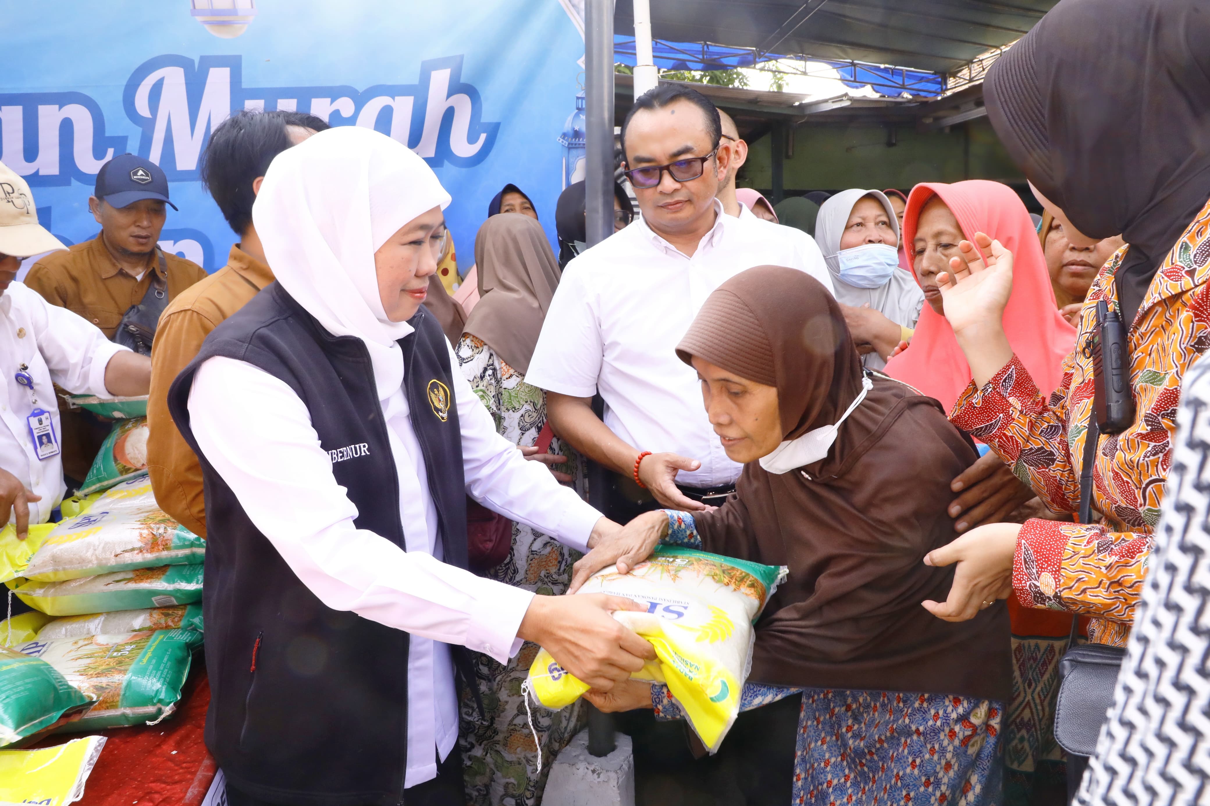 Khofifah Indar Parawansa saat memberi bantuan kepada masyarakat di Sidoarjo, Kamis 27 Maret 2025. 