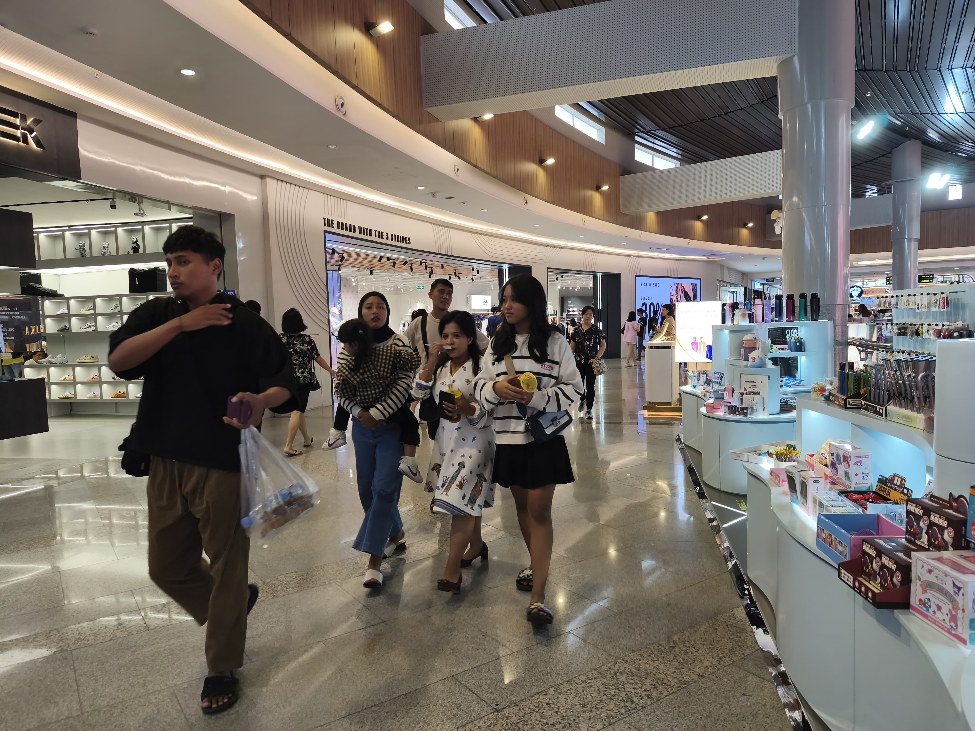 Masyarakat saat sedang berkeliling di Pakuwon Mal Surabaya, Kamis 3 April 2025.