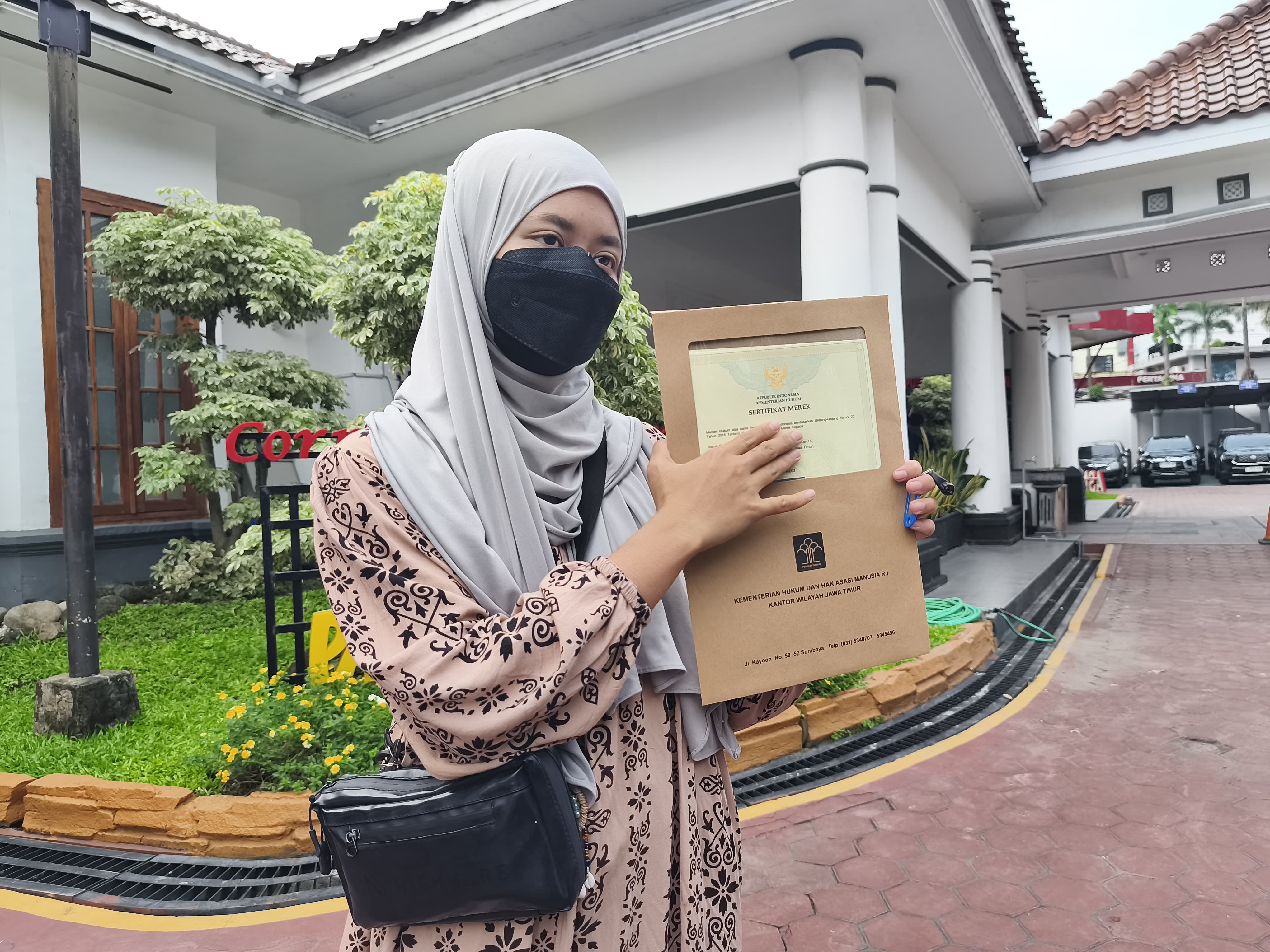 Nihal Tufailah saat mengambil sertifikat produk dagang yang didaftarkan ke Kanwil Kemenkum Jatim, Senin 21 April 2025.