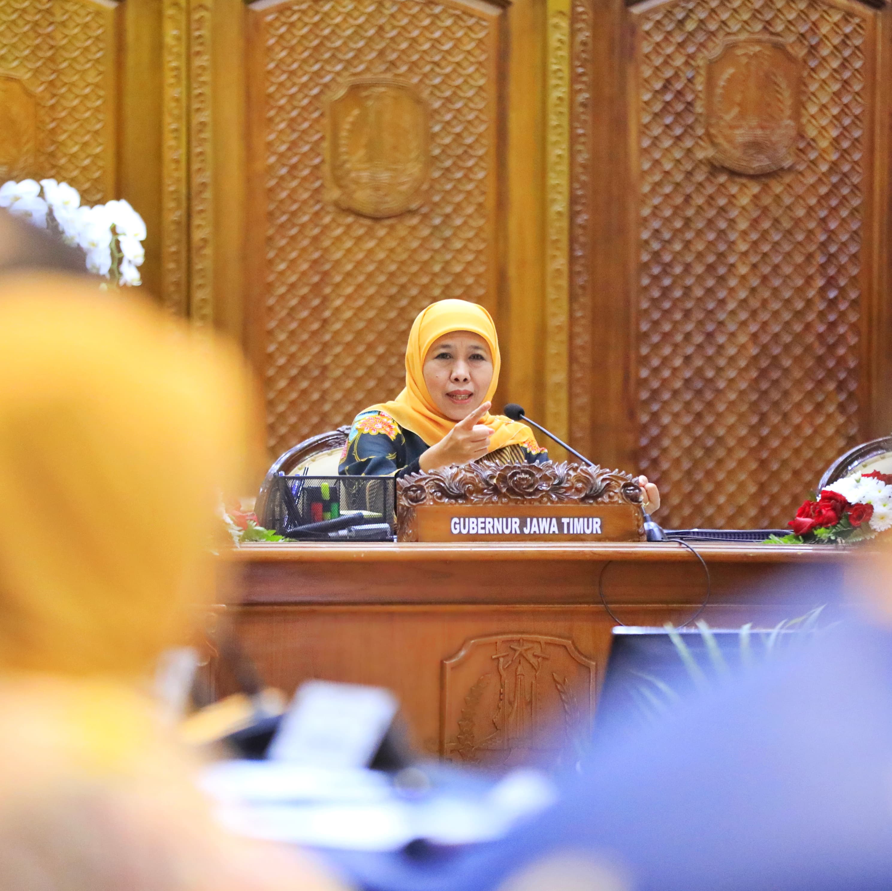 Gubernur Jatim Khofifah Indar Parawansa saat memimpin Rapat Pleno bersama seluruh Kepala Perangkat Daerah (PD) Pemprov Jatim di Gedung Negara Grahadi, Surabaya, Kamis 22 Mei 2025 malam.
