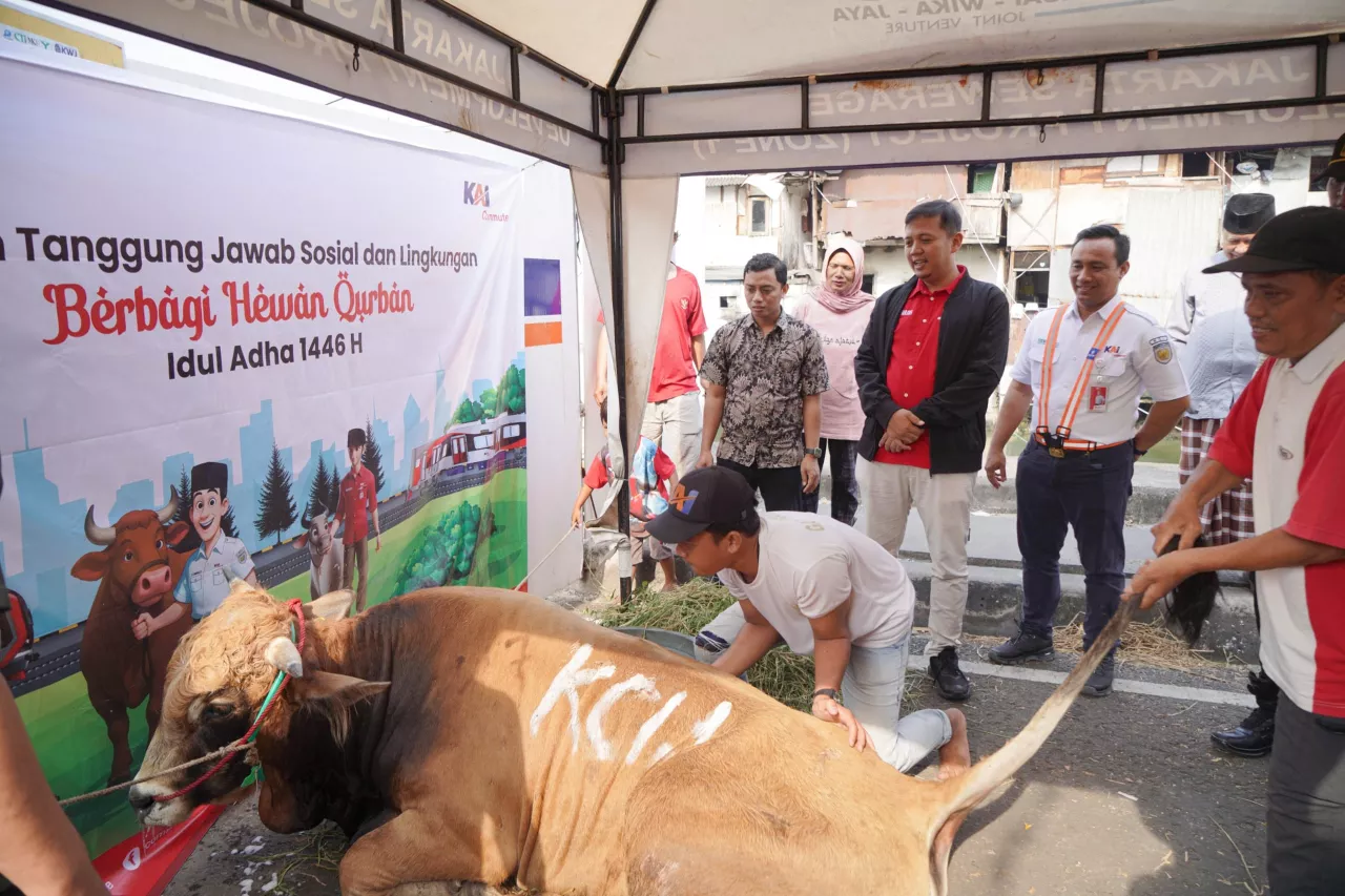 KAI Commuter Salurkan Hewan Kurban Lewat Program TJSL untuk Warga Sekitar Jalur Rel