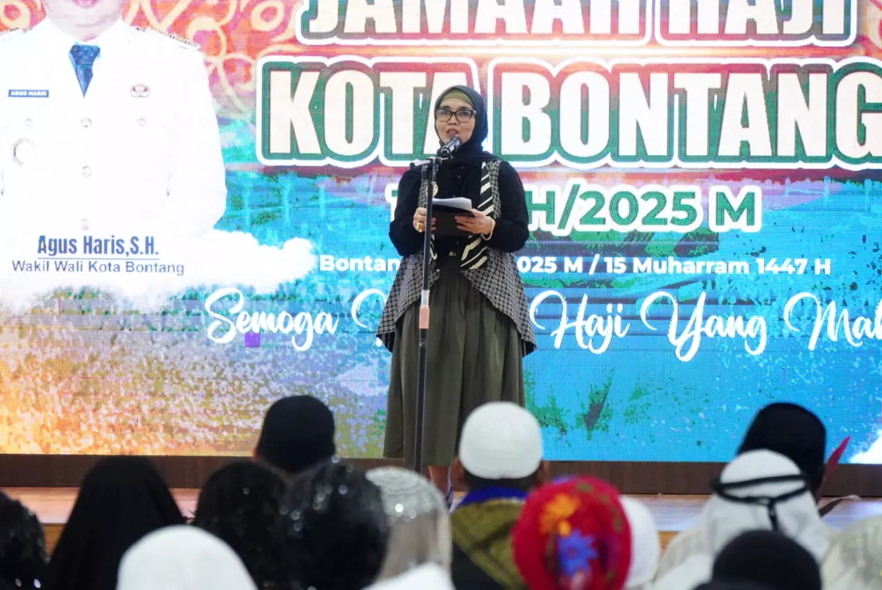 Wali Kota Bontang Neni Moerniaeni saat menyambut kedatangan jamaah haji di Pendopo rumjab Wali Kota Bontang, Jalan Awang Long, Kamis 10 Juli 2025.