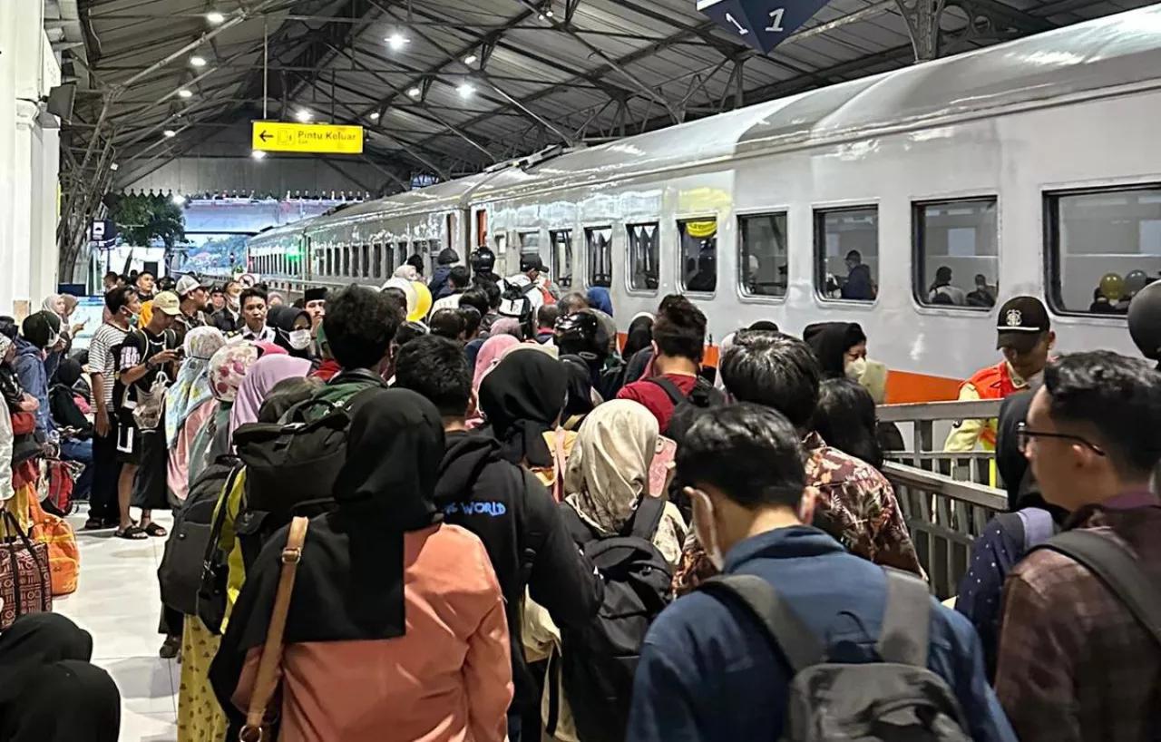 Rekor Baru KAI Commuter Surabaya: 7,8 Juta Penumpang di Semester Awal 2025