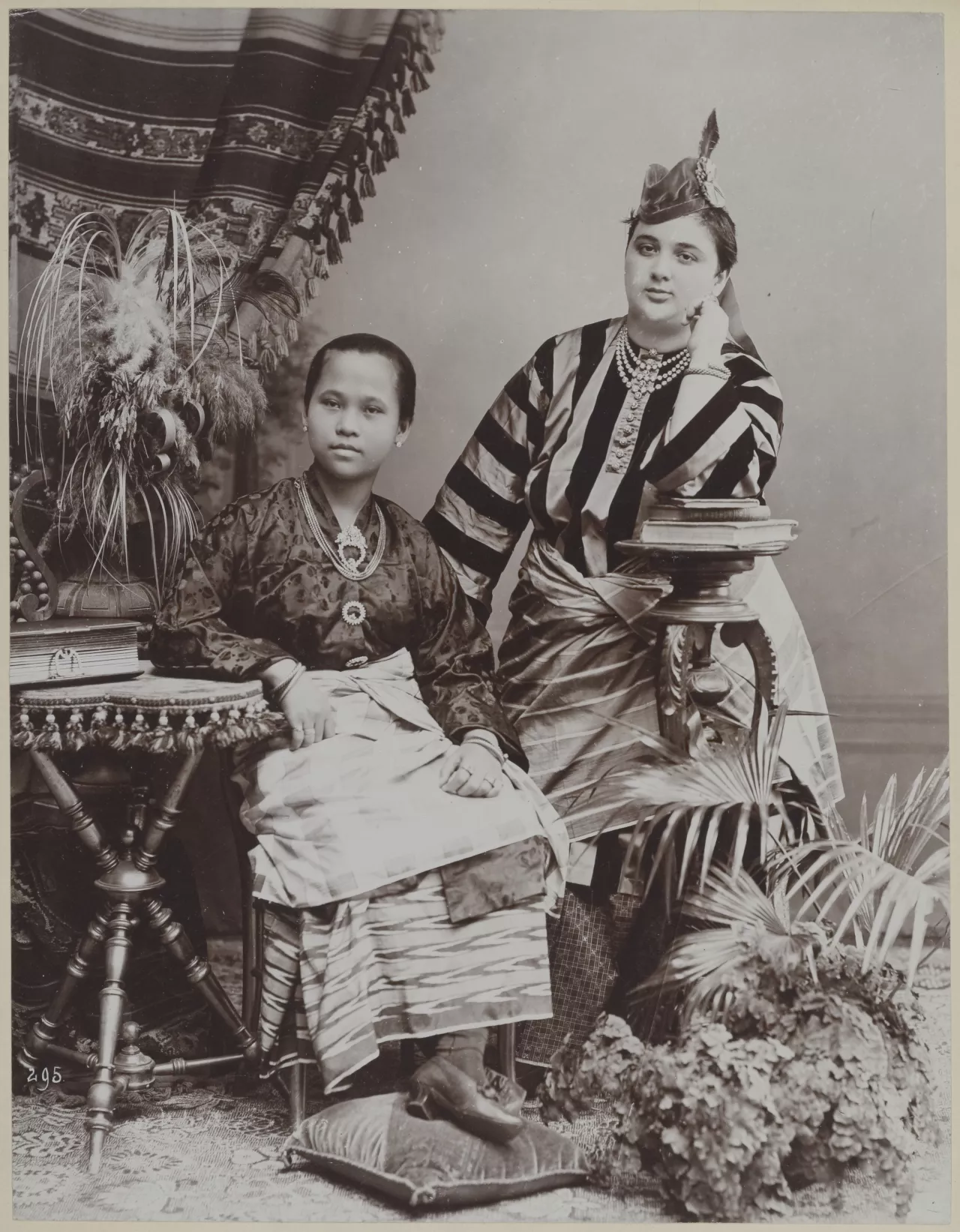Dua gadis saat menggunakan kebaya.