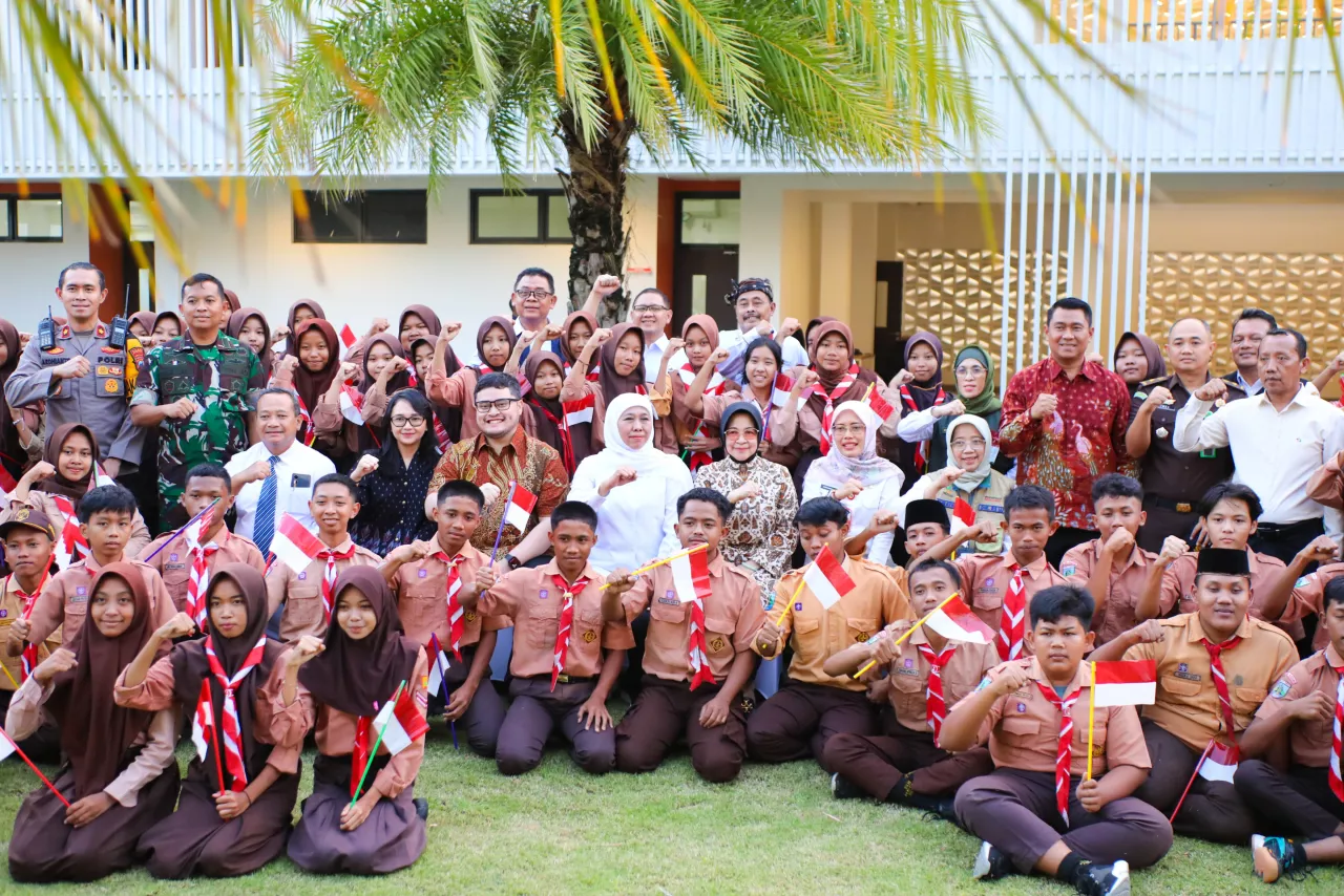Gubernur Jatim Khofifah Indar Parawansa saat berfoto bersama dengan murid-murid SR BPKASN di Kecamatan Tarokan, Kabupaten Kediri, Selasa 16 Juli 2025.
