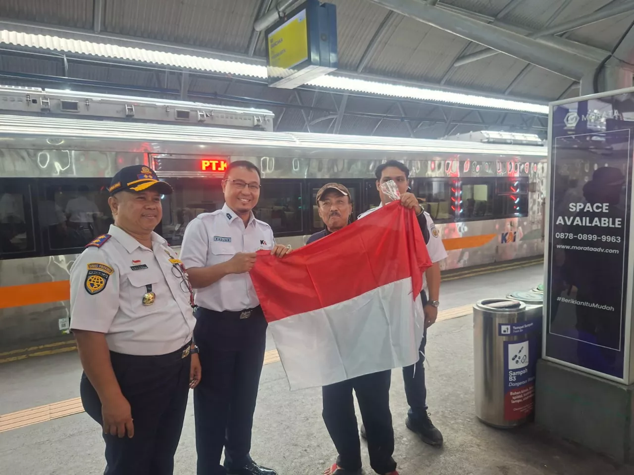Dishub Jatim saat memberikan bendera ke masyarakat Surabaya