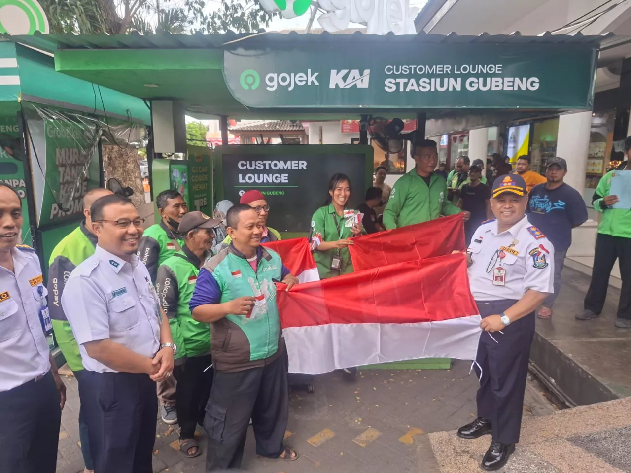Dishub Jatim Sebar Ratusan Bendera Merah Putih di Stasiun Gubeng