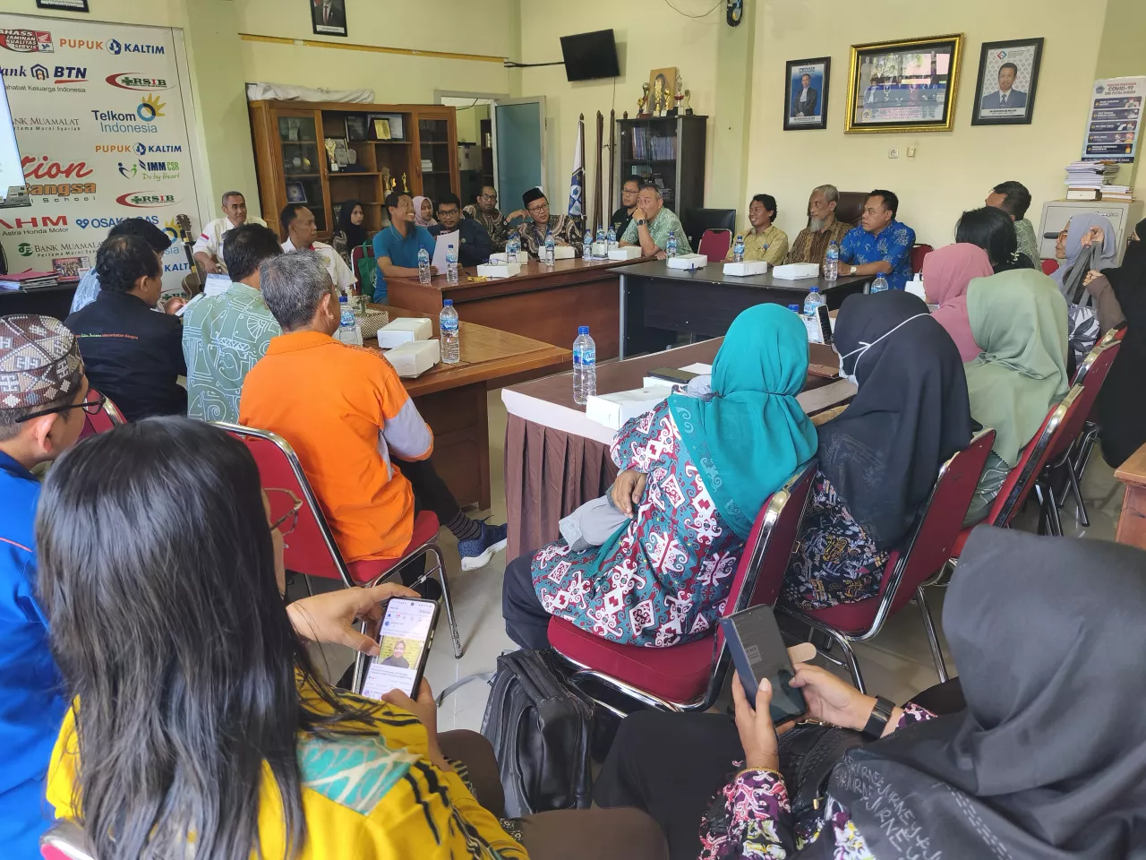 SPP Ditiadakan, Bantuan Dibatasi: Siapa Peduli Nasib Guru Swasta?