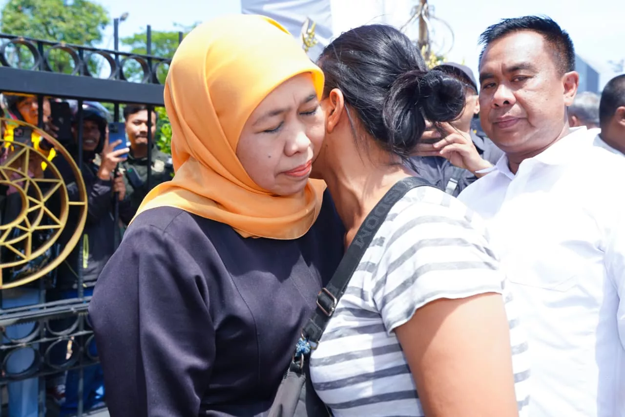 Khofifah Temui Warga di Depan Grahadi, Bagikan Ribuan Sembako