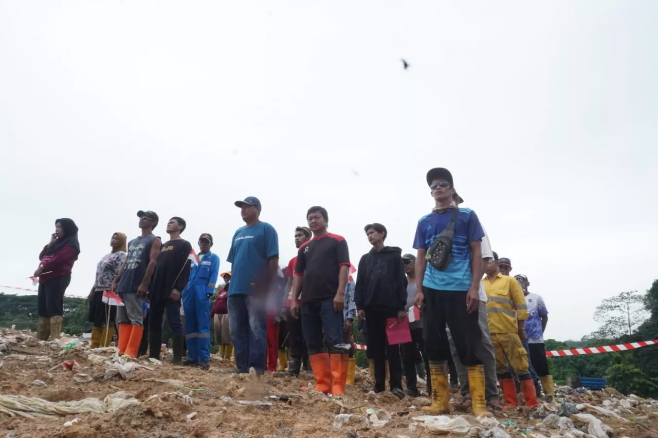 Saat Pemulung Menjaga Merah Putih di Tengah Bau Sampah