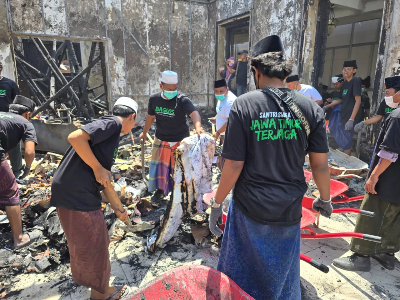 Ratusan Relawan Baguss Jatim Bersih-bersih Sisa Kebakaran Grahadi