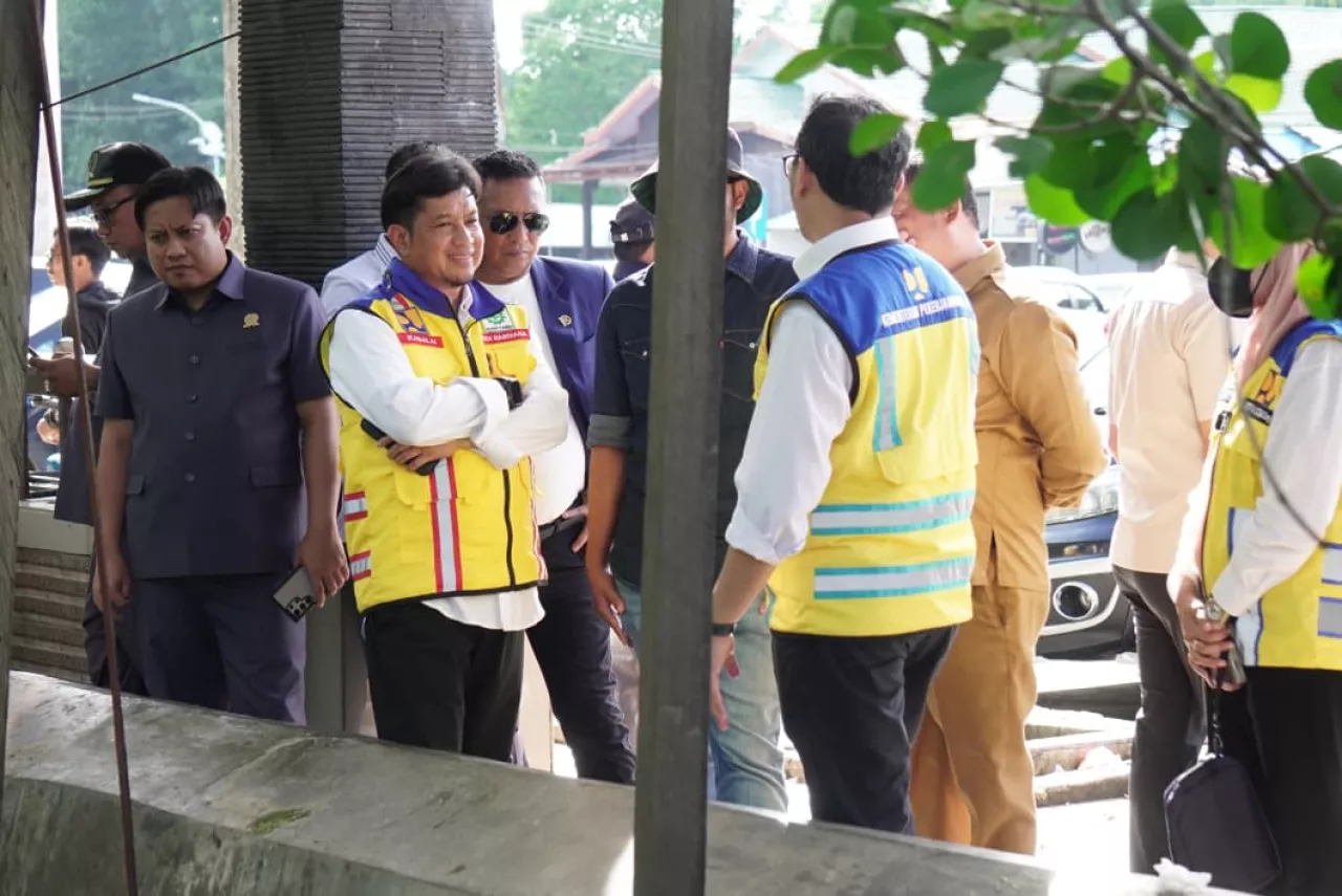 Tim BBPJN Regional Kaltim saat melihat kondisi aliran laut di Bontang Kuala, Selasa 9 September 2025.
