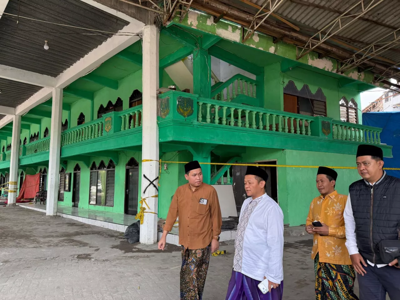 Sarmuji saat melihat lokasi reruntuhan di Pondok Pesantren Al Khoziny.&nbsp; 