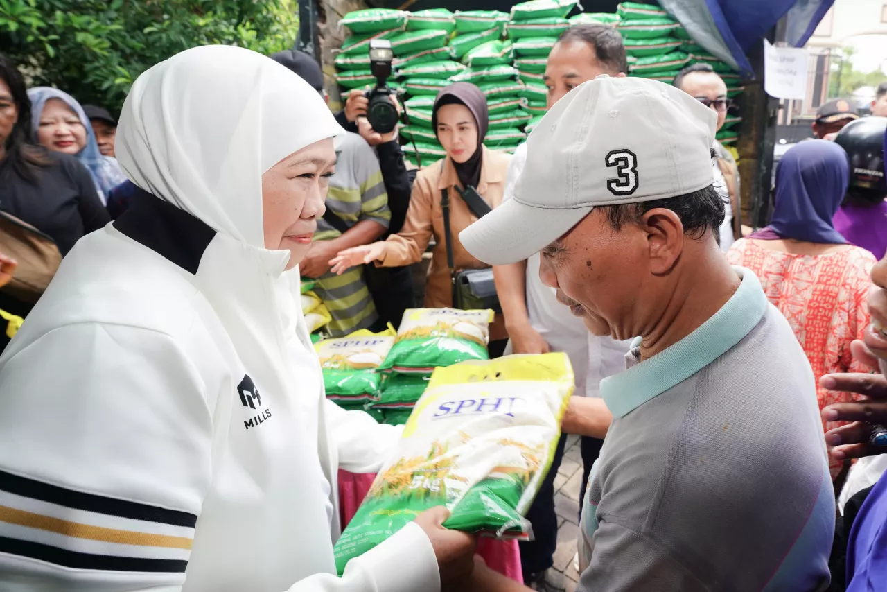 Pasar Murah Khofifah Diserbu Emak-Emak di Benowo