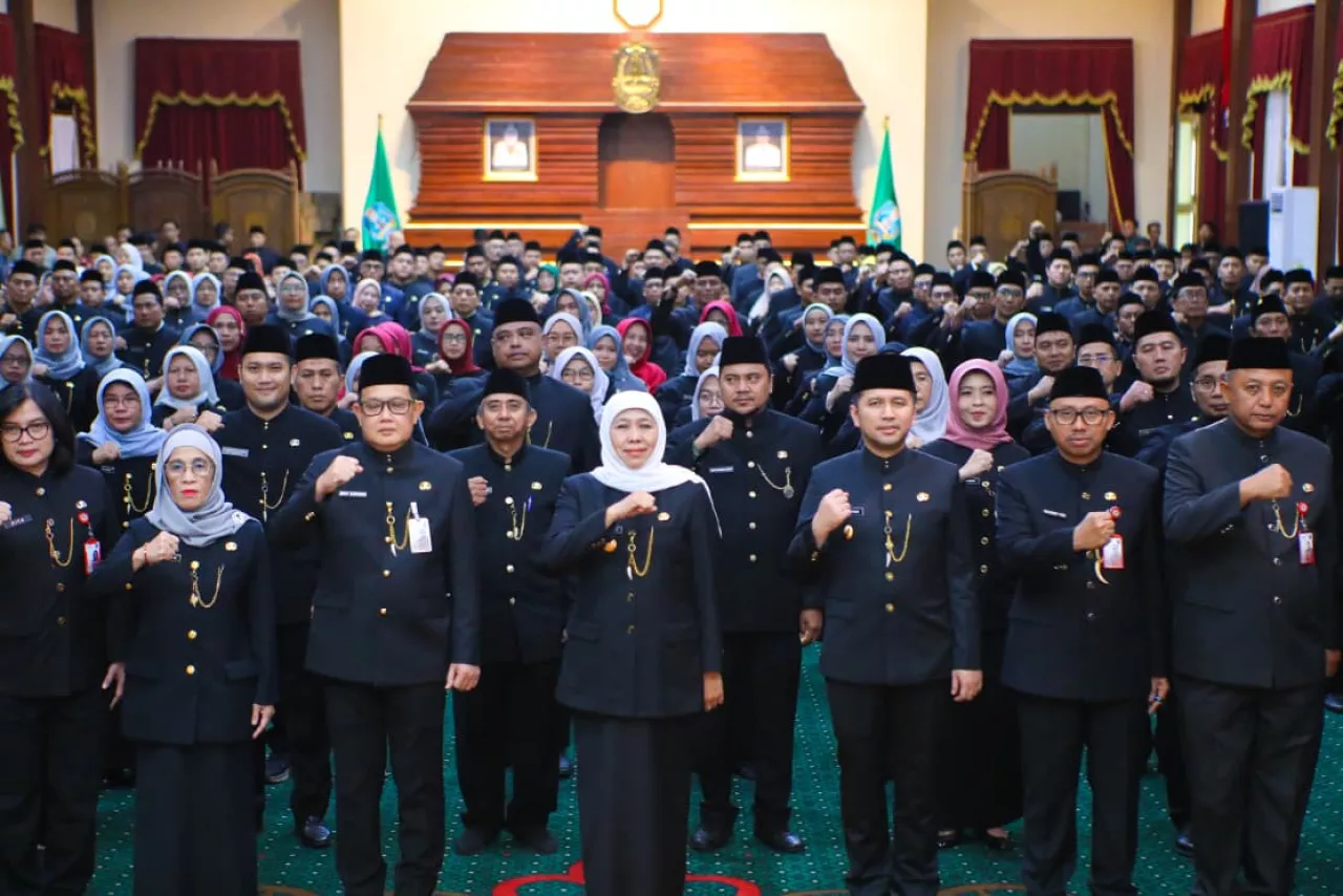 Khofifah Indar Parawansa dan Emil Elestianto Dardak bersama pejabat fungsional yang baru dilantik di gedung Negara Grahadi.