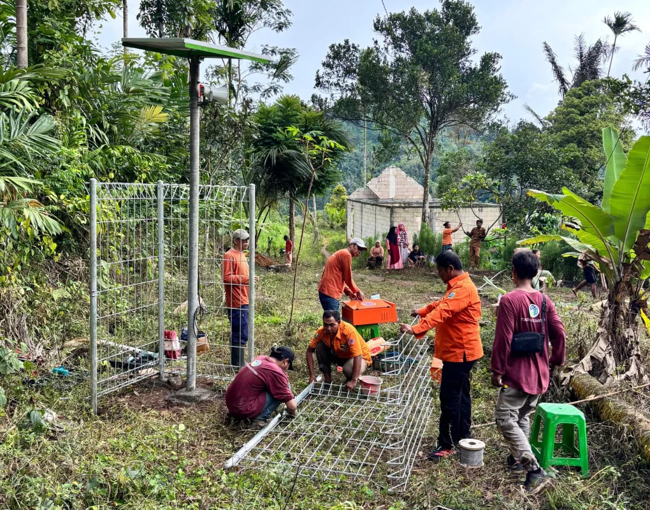 Proses pemasangan EWS di salah satu daerah yang dilakukan oleh tim BPBD Jatim