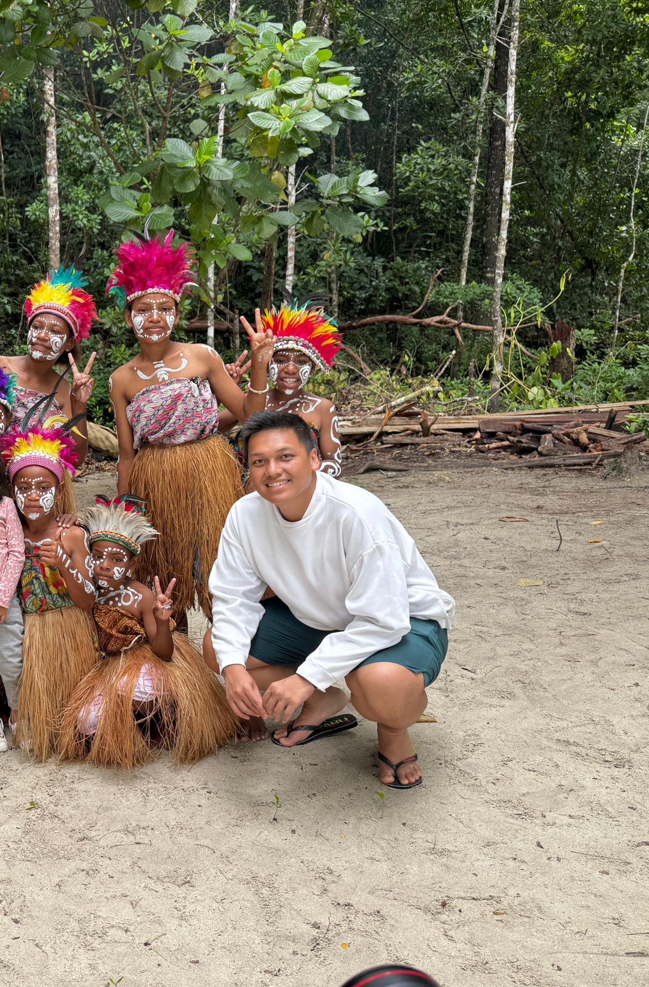 Rob Raffael Kardinal saat bersama anak-anak Papua