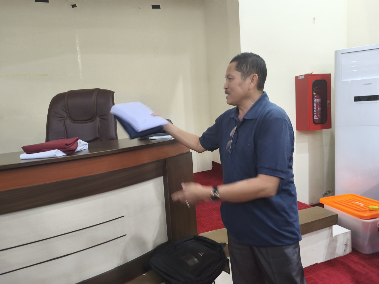 Plt Kepala Dinas Pendidikan dan Kebudayaan Bontang Saparuddin saat memperlihatkan kain yang akan digunakan untuk membuat seragam sekolah.