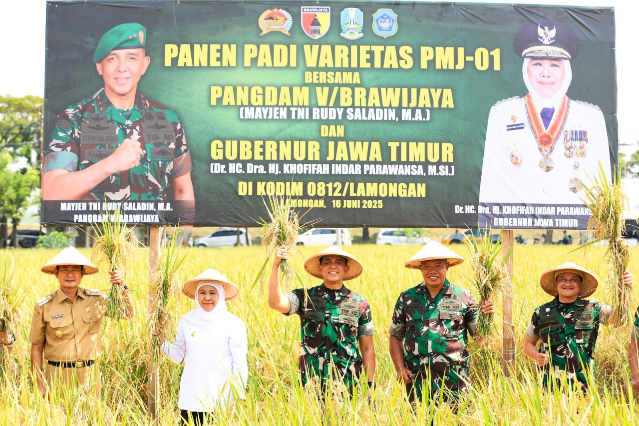 Gubernur Jatim Khofifah Indar Parawansa (dua kiri) saat melakukan panen d Lamongan, Senin 16 Juni 2025.