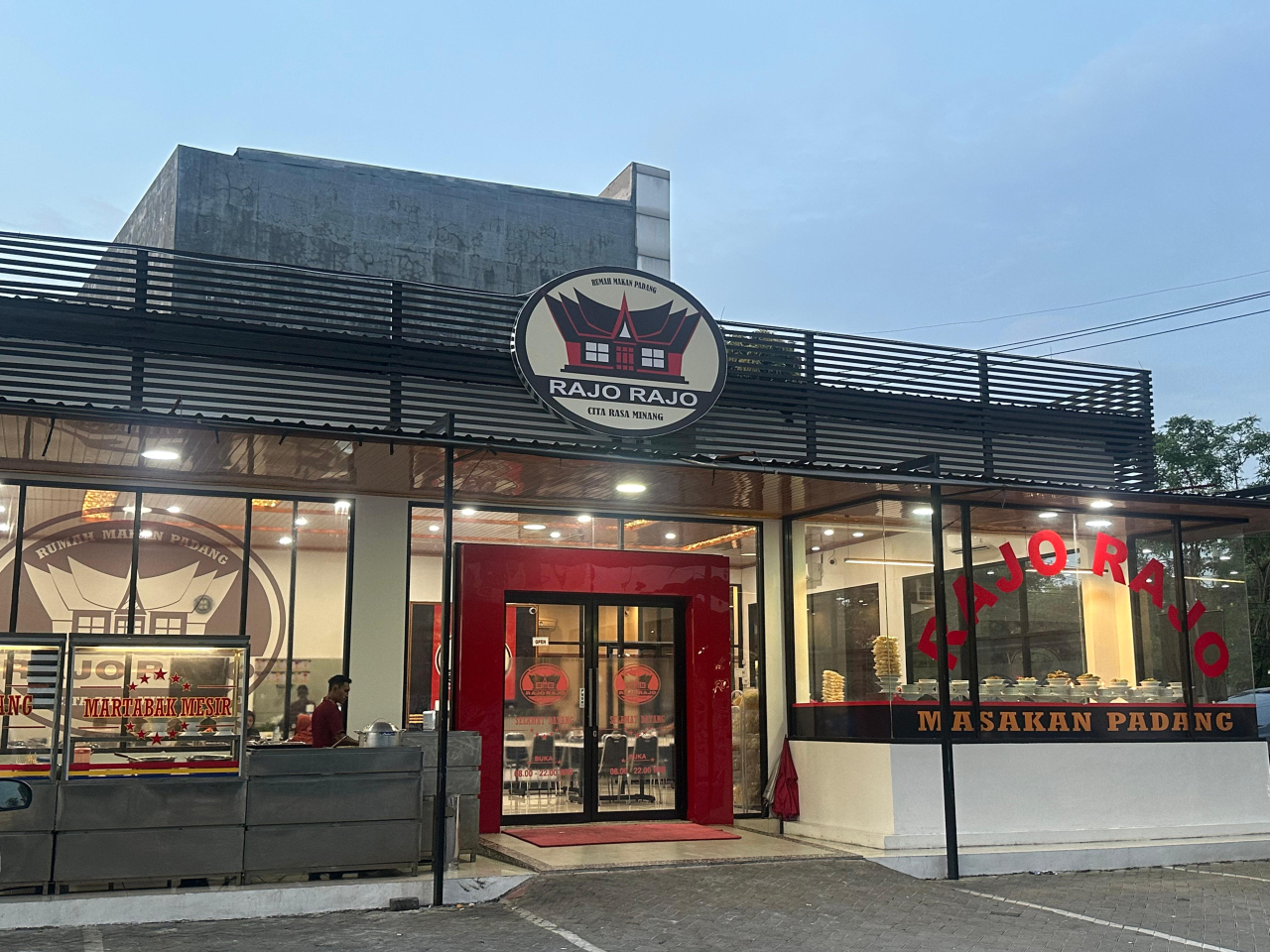 Rajo-Rajo, Rumah Makan Pendatang Baru di Surabaya Yang Menyajikan 200 Menu