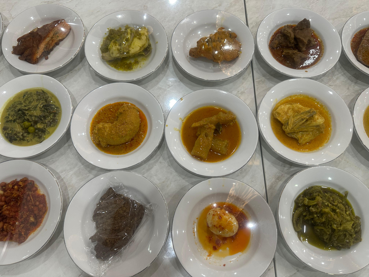 Berbagai pilihan menu yang disajikan di RM Padang Rajo-Rajo
