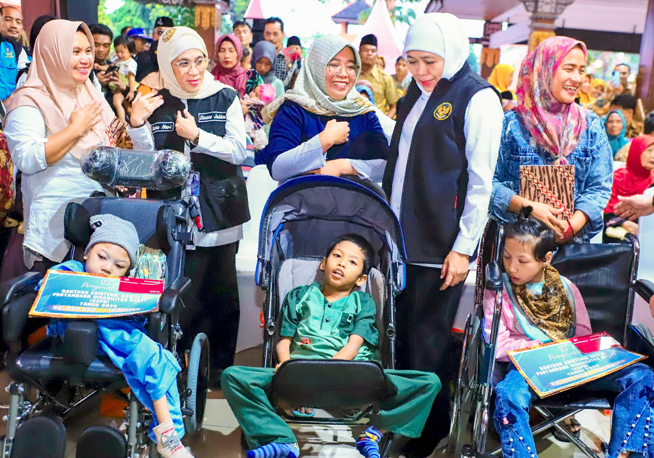 Gubernur Jatim Khofifah Indar Parawansa saat melihat anak-anak berkebutuhan khusus di Mojokerto, Selasa 3 Juni 2025.