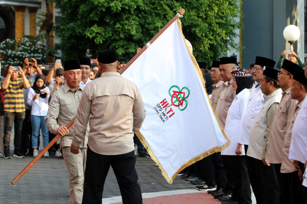 Arum Sabil saat melantik pengurus tingkat kabupaten/kota se-Jatim