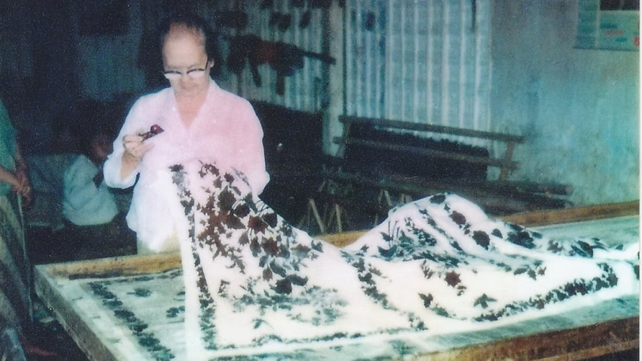 Kwee Nattie, istri Oey Soe Tjoen, pemilik batik OST saat mewarnai kain batik buatannya. (Foto: oeysoetjoen.com, situs resmi Rumah Batik OST)
