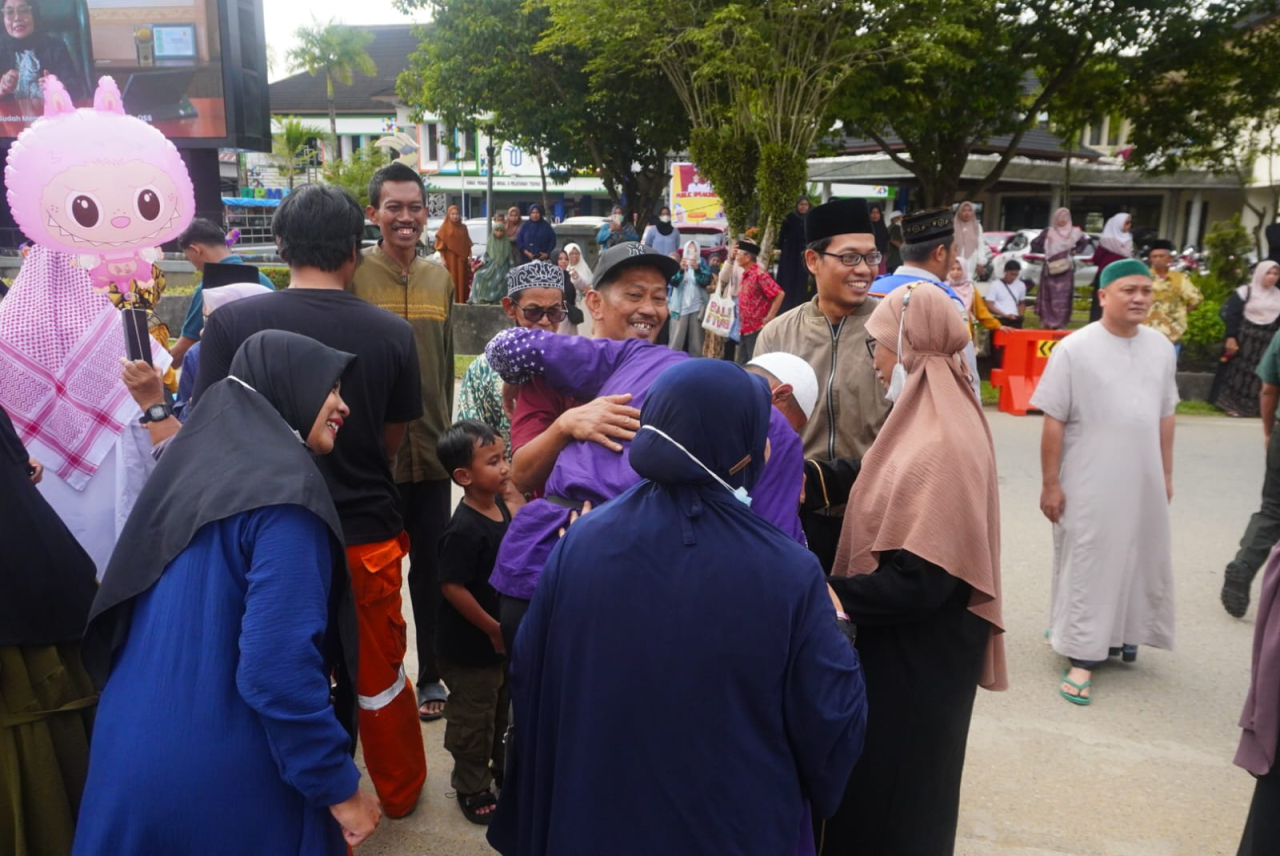 Suja'i saat disambut oleh sanak keluarga di Bontang