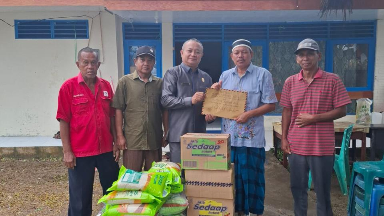 Nanang Aspian Nur saat memberikan bantuan secara simbolis kepada korban kebakaran di Long Iram, Rabu 2 Juli 2025.