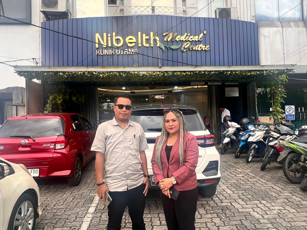 Tino Heidel Ampulembang (kiri) bersama Sepmi Safarina (kanan) saat mendatangi klinik Nibelth beberapa waktu lalu.