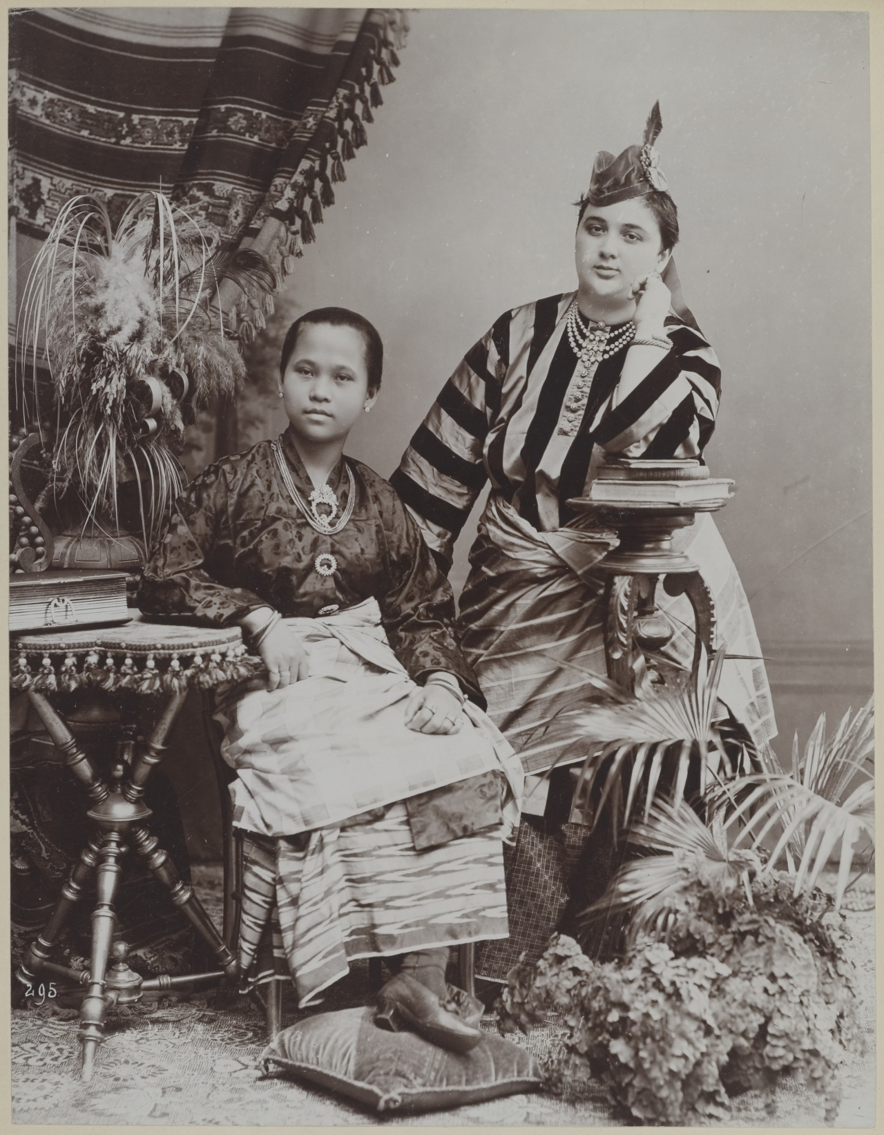 Dua gadis saat menggunakan kebaya.
