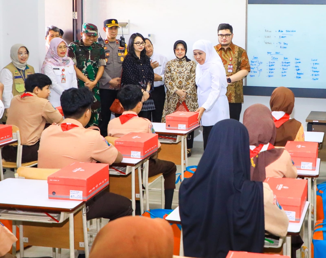 Gubernur Jatim Khofifah Indar Parawansa saat meninjau ruang kelas di SR tingkat SMA di Kediri, Selasa 16 Juli 2025.