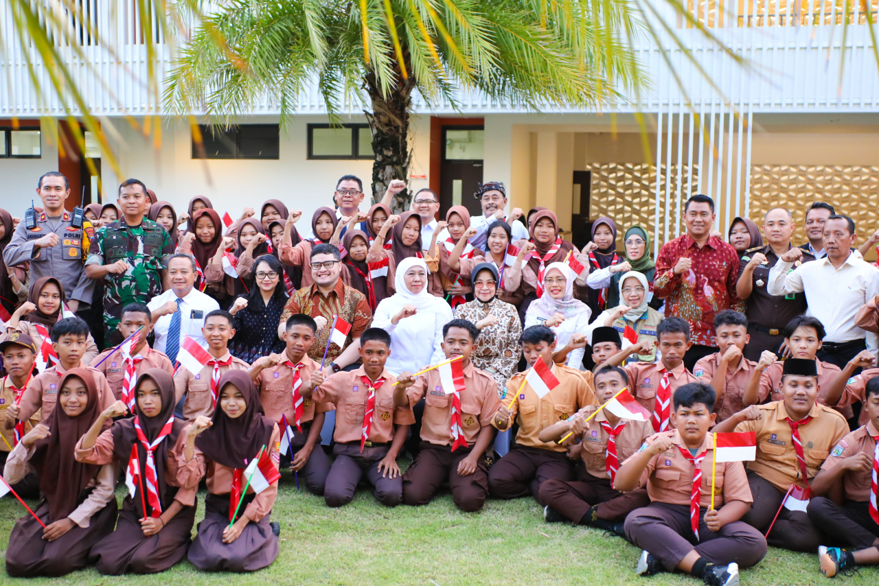 Gubernur Jatim Khofifah Indar Parawansa saat berfoto bersama dengan murid-murid SR BPKASN di Kecamatan Tarokan, Kabupaten Kediri, Selasa 16 Juli 2025.