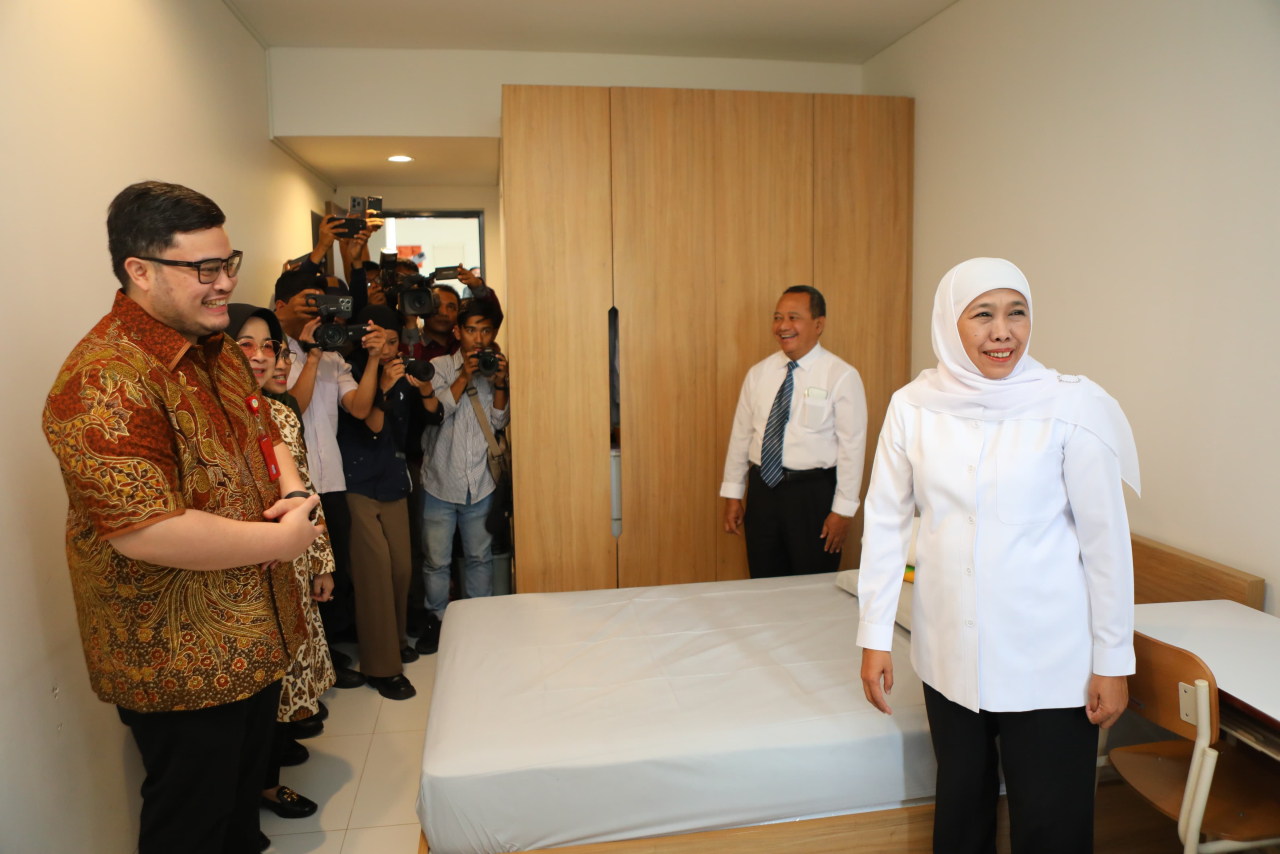Gubernur Jatim Khofifah Indar Parawansa saat meninjau kamar murid di asrama SR tingkat SMA di Kediri, Selasa 16 Juli 2025.