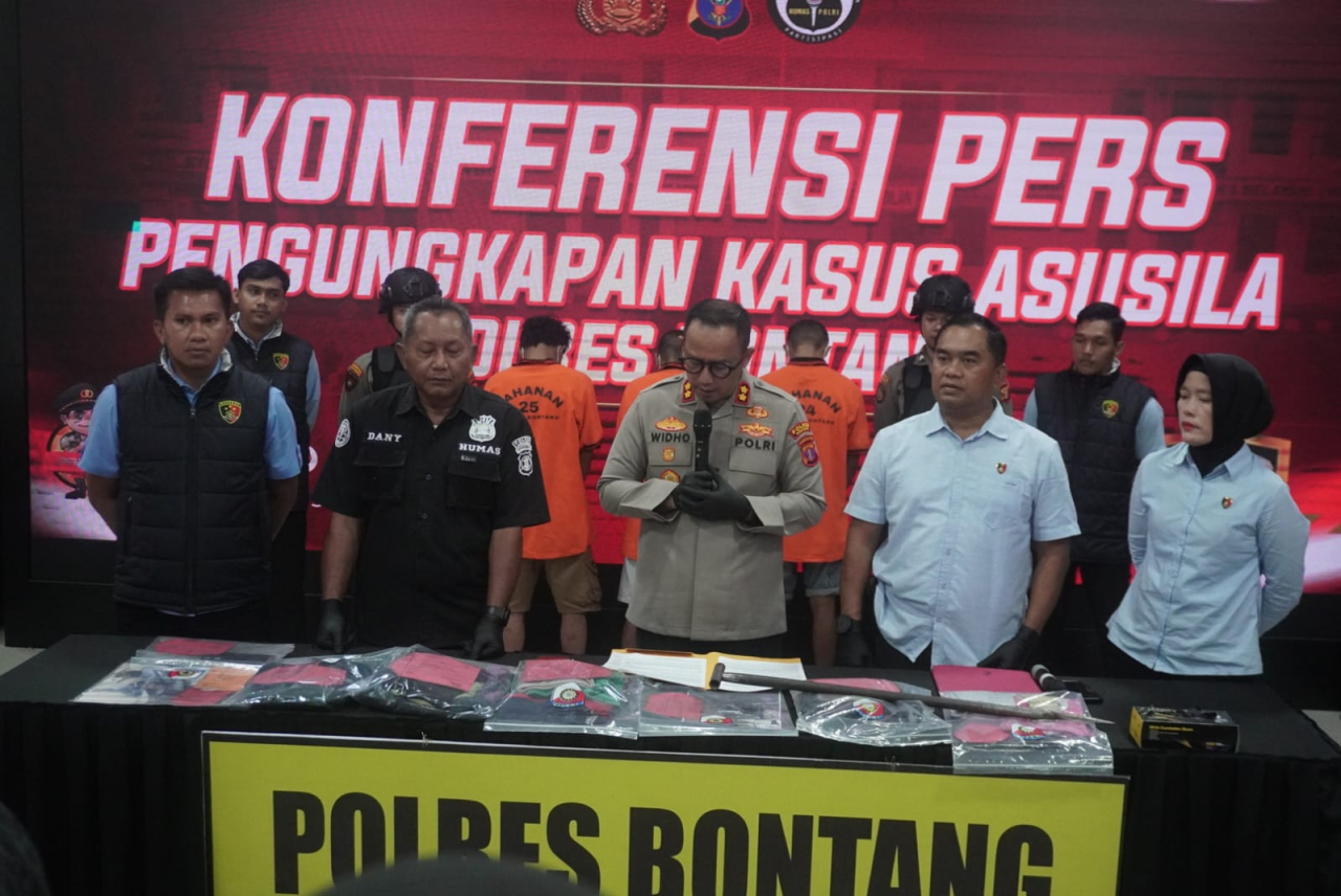 Kaporles Bontang AKBP Widho Anriano (tiga kanan), bersama jajaran PJU Polres Bontang saat konferensi pers di Markas Polres Bontang, Selasa 29 Juli 2025.