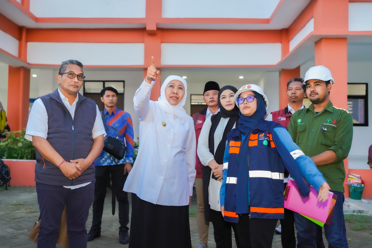 Gubernur Jatim Khofifah Indar Parawansa (kemeja putih) saat meninjau SR di Lamongan.
