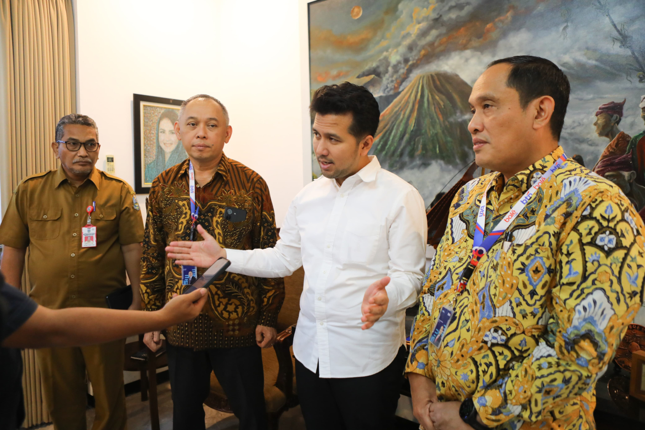 Wakil Gubernur Jatim Emil Elestianto Dardak (baju putih)