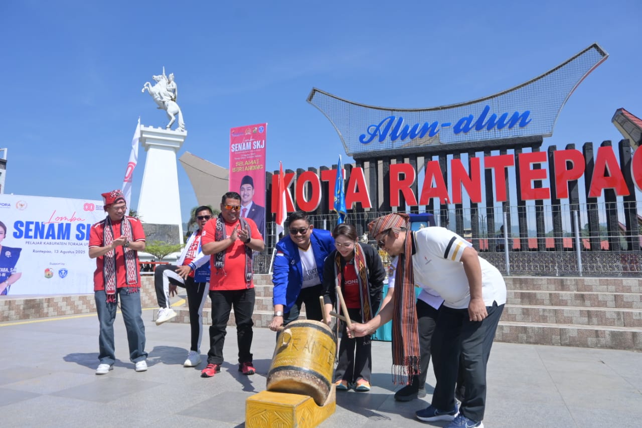 Ketua DPC GAMKI Toraja Utara Budhi Karoma saat membuka lomba senam SKJ, Rabu 13 Agustus 2025.